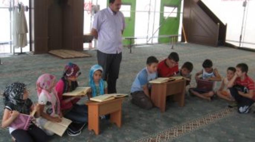 Sarsıntıların durmadığı Simav&rsquo;da yaz Kur'&acirc;n kursları &ccedil;adır mescitlerde a&ccedil;ıldı