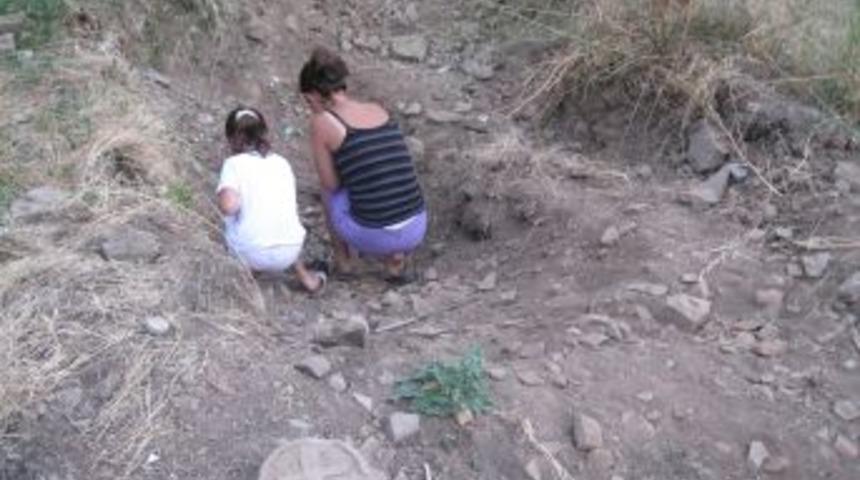 Toprakla oynayan &ccedil;ocuklar tarihi mezar kalıntıları buldu