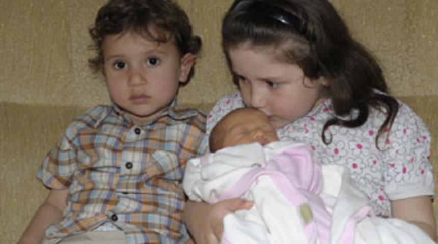 &Uuml;&ccedil; &ccedil;ocuğunu da aynı g&uuml;nde doğurdu