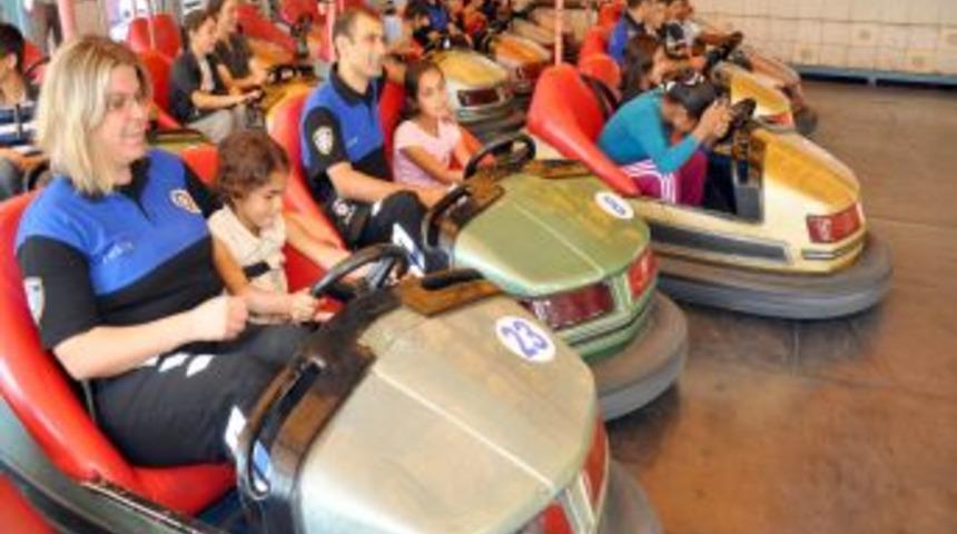 Polis, sokakta &ccedil;alışan &ccedil;ocukları topluma kazandırıyor