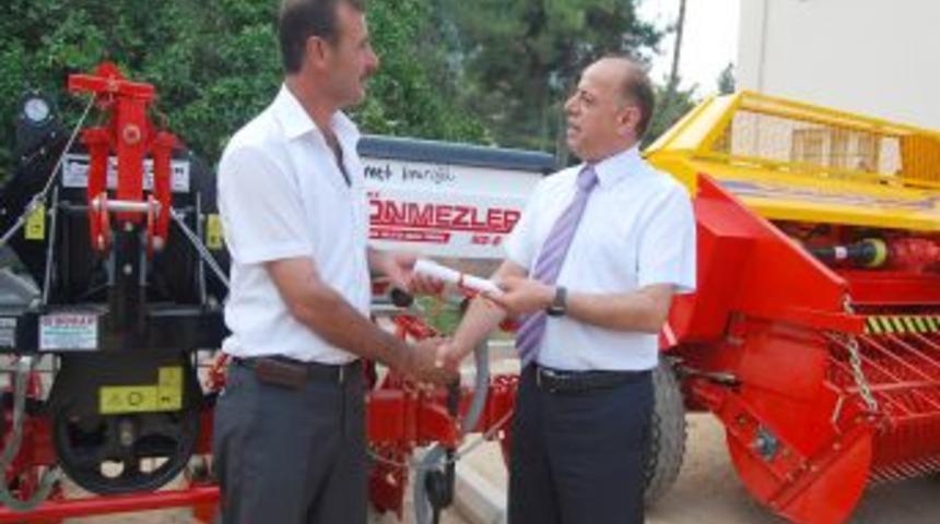 Kozan&rsquo;da 242 &ccedil;ift&ccedil;iye ekipman desteği verildi