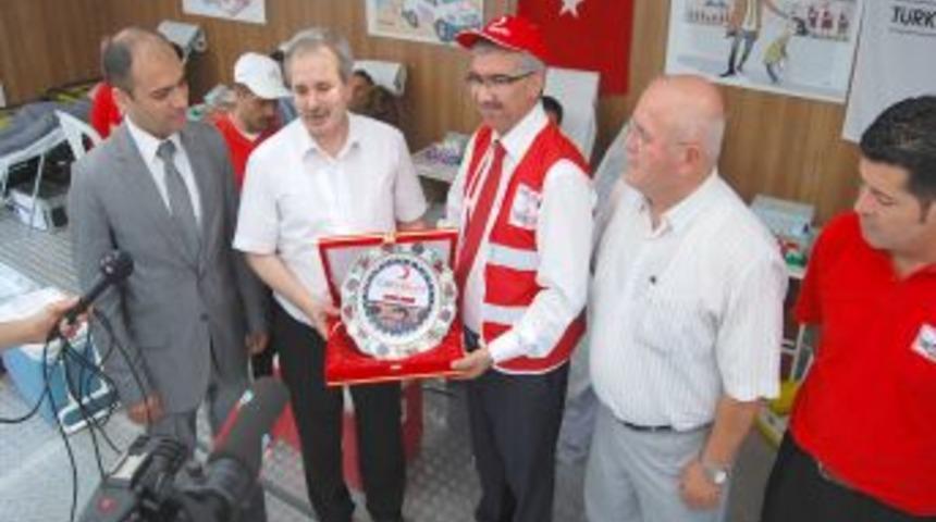 Başkan &Ouml;zgan Kızılay'a kan bağışında bulundu