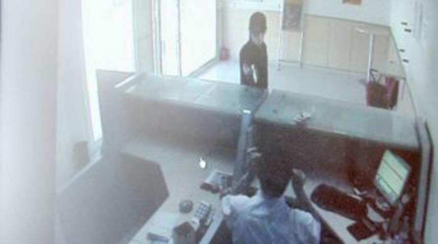 PTT soyguncusu kılık değiştirmesine rağmen polisten ka&ccedil;amadı