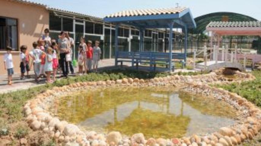 &Ccedil;orlulu &ccedil;ocukların g&ouml;zdesi mini hayvanat bah&ccedil;esi