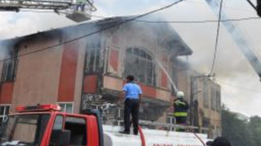 Tarihi evlerindeki yangını g&ouml;zyaşları arasında izlediler