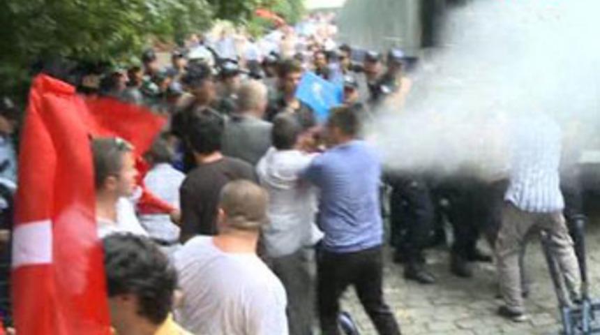 T&uuml;rkistanlılar polis ile karşı karşıya geldi