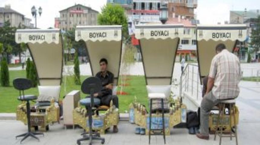 Zabıtadan, ayakkabı boyacılarına g&ouml;lgeli oturak