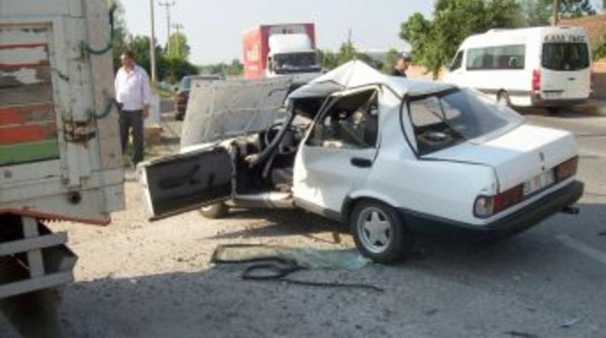 Otomobil, kamyona arkadan &ccedil;arptı: 3 yaralı