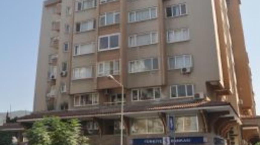 9 katlı binanın &ccedil;atısından d&uuml;şen gen&ccedil; &ouml;ld&uuml;