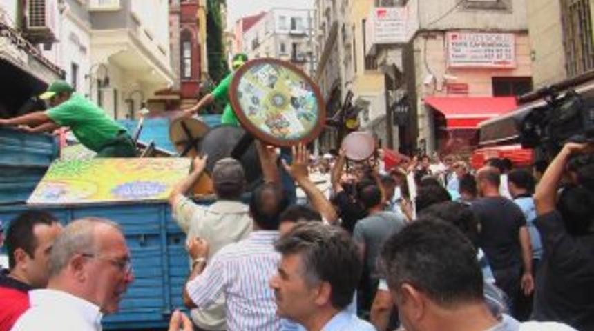 Beyoğlu'nda yolu işgal eden seyyar satıcı ve işletmelere operasyon