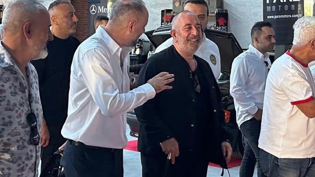 Kalp rahatsızlığı sonrası taburcu olan Cem Yılmaz'dan dikkat çeken bastonlu görüntü