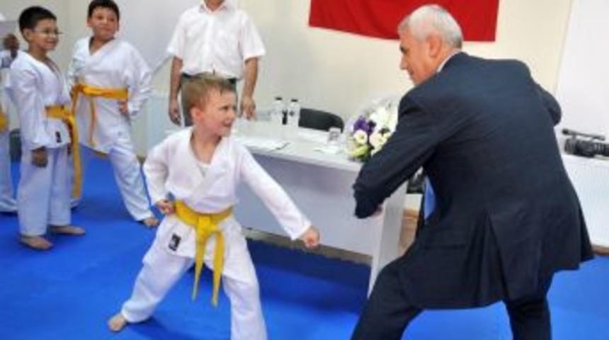 Minik karatecilerin diploma heyecanı