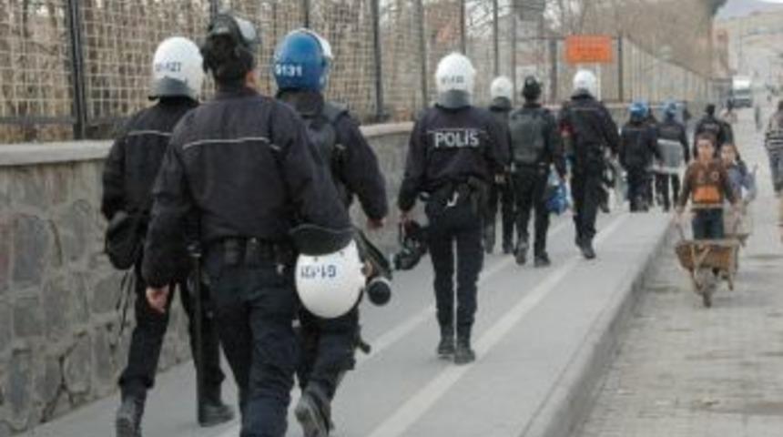 Cizre'de BDP'lilerin y&uuml;r&uuml;y&uuml;ş&uuml; sonrası taşlı kışkırtma