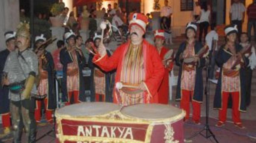 Hatay Belediye Başkanı, milletvekillerine kendi elleriyle aş ikram etti