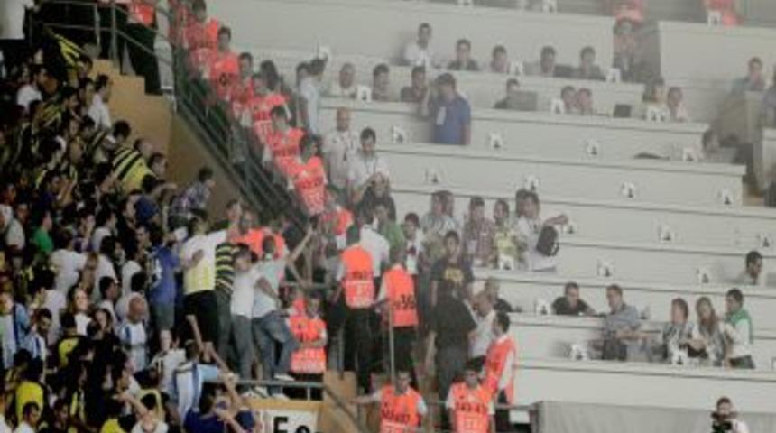 Fenerbah&ccedil;eli taraftarlardan, basın mensuplarına sert tepki