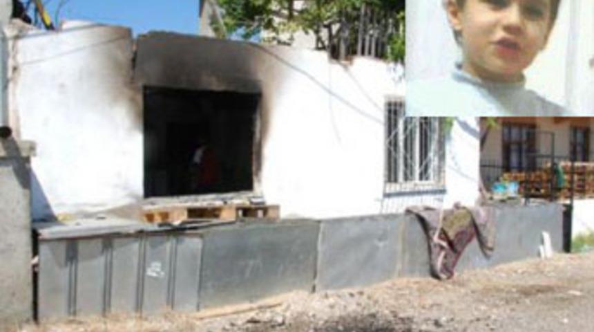 4 yaşındaki &ccedil;ocuk yangında &ouml;ld&uuml;