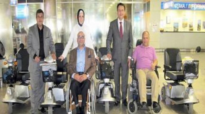 Engelli gurbet&ccedil;i, engellilere 6 ak&uuml;l&uuml; ara&ccedil; bağışladı