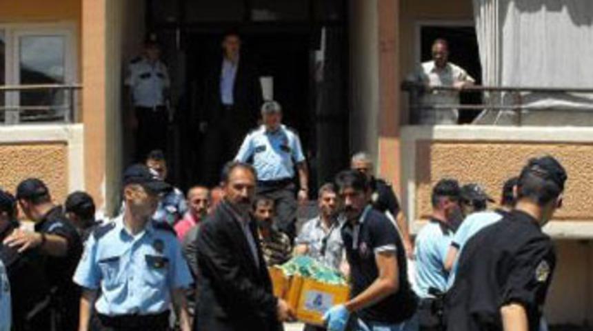 Eşini &ouml;ld&uuml;r&uuml;p intihar etti