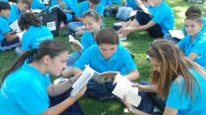 Konya'da öğrenciler tramvay ve parkta kitap okudu