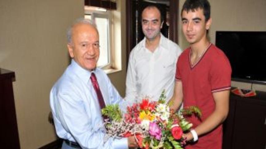 Vali Atış başarılı sporcuyu kutladı
