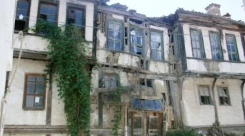 Asırlık ev restore edilmezse yıkılacak