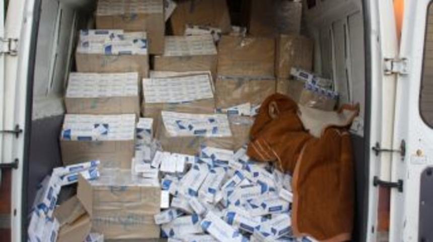 G&uuml;mr&uuml;k ka&ccedil;ağı sigarayı satamadan yakalandılar