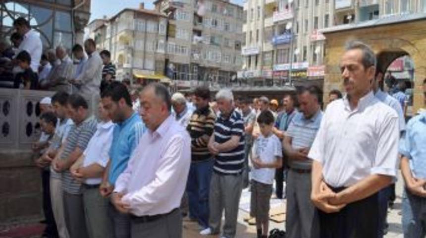 Yozgat Şehit Aileleri Derneği'nden 'ter&ouml;re lanet' y&uuml;r&uuml;y&uuml;ş&uuml;