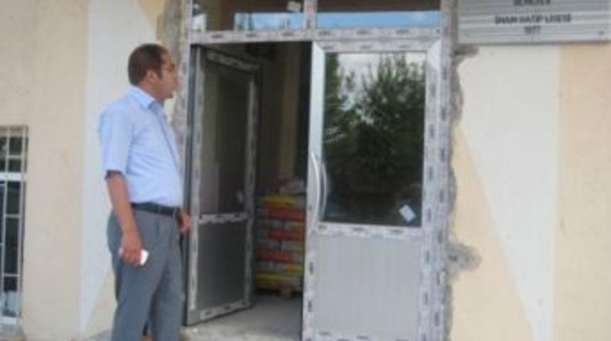 Gemerek Kaymakamı Tezcan, onarılan okulları gezdi