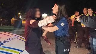 Ters yöne girdi, polislere saldırdı, gazetecilere de tükürdü: ‘Sanatçıyım ben’