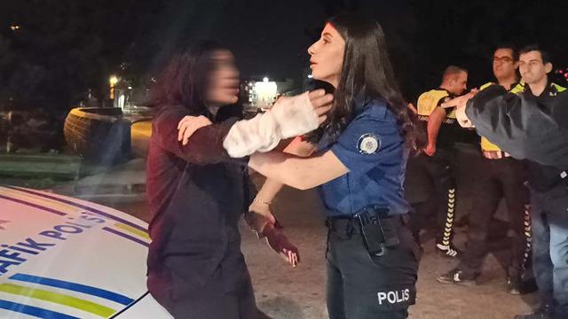 Ters yöne girdi, polislere saldırdı, gazetecilere de tükürdü: ‘Sanatçıyım ben’