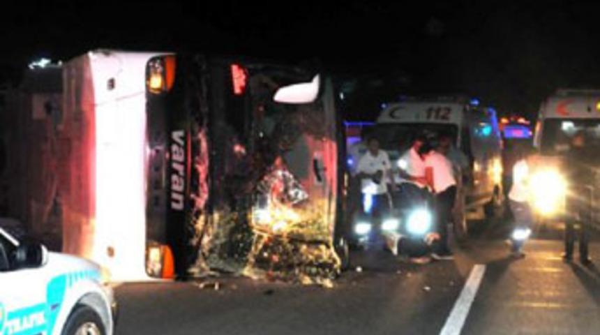 Yolcu otobüsü devrildi; 59 yaralı