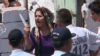 Yıkım ekibine bıçaklı direniş