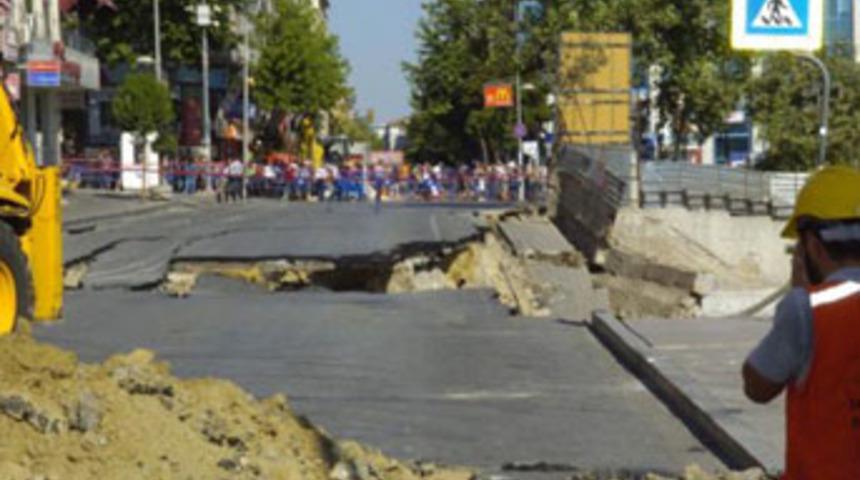 Avcılar'da yol &ccedil;&ouml;kt&uuml;