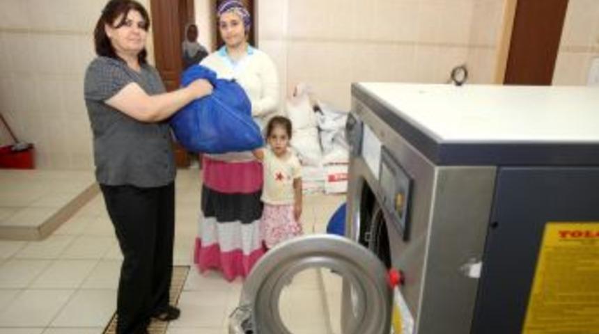 Karabağlar Belediyesi vatandaşların 192 ton &ccedil;amaşırını yıkadı