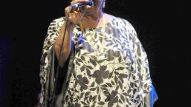 Çıplak ayaklı diva caz severleri coşturdu