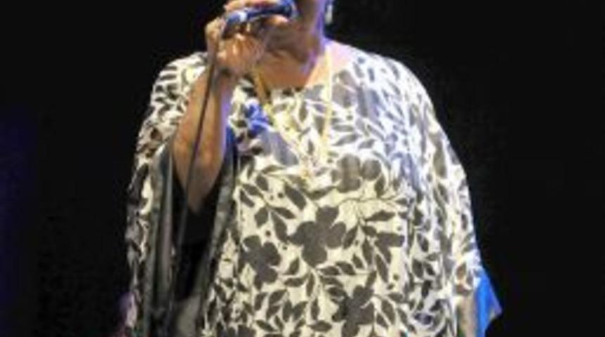 &Ccedil;ıplak ayaklı diva caz severleri coşturdu