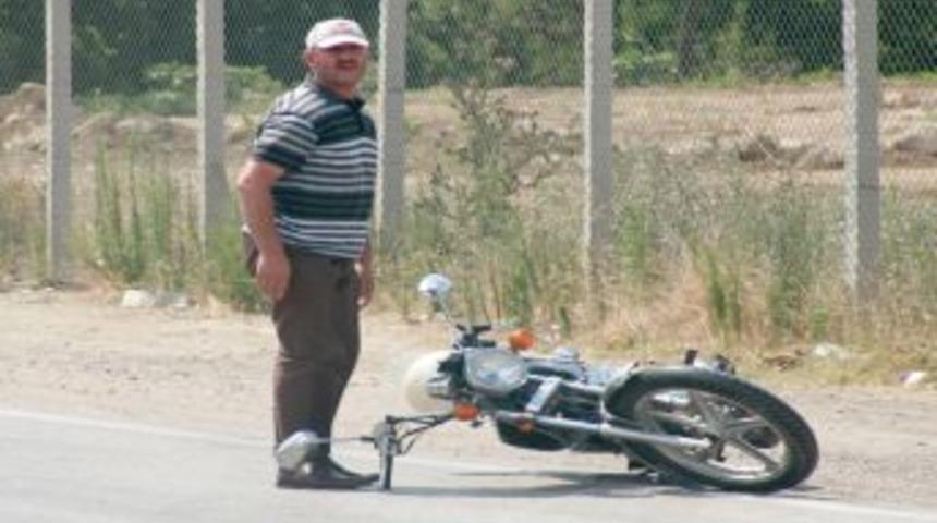 Devrilen kamyonun deposundan sızan yağlar s&uuml;r&uuml;c&uuml;leri sıkıntıya soktu