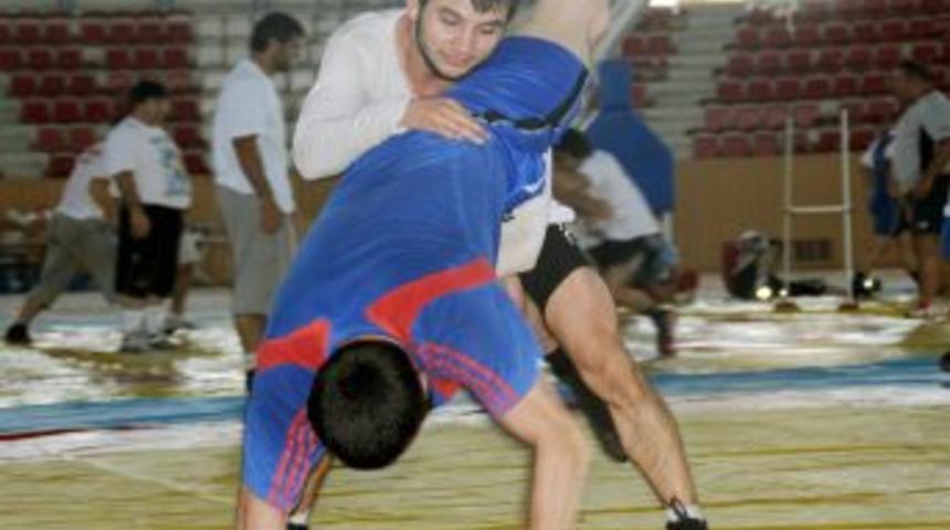 Şampiyon g&uuml;reş&ccedil;i Ramazan Şahin, altın madalya i&ccedil;in g&uuml;n sayıyor