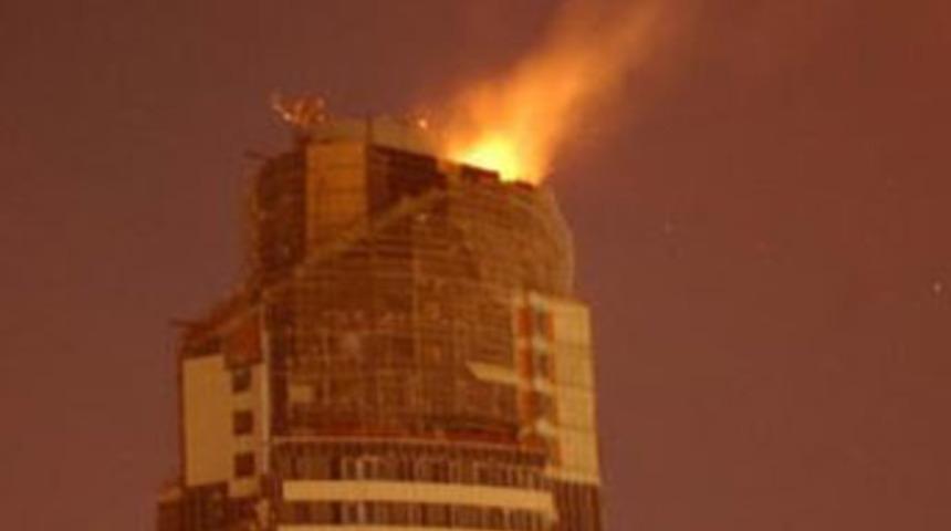 G&ouml;kdelende yangın paniği