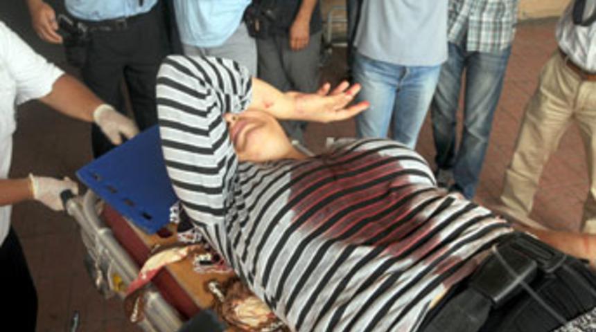 Boşanmak isteyen eşini bıçakladı