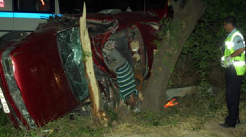 Otomobil ağaca &ccedil;arptı; 3 &ouml;l&uuml;