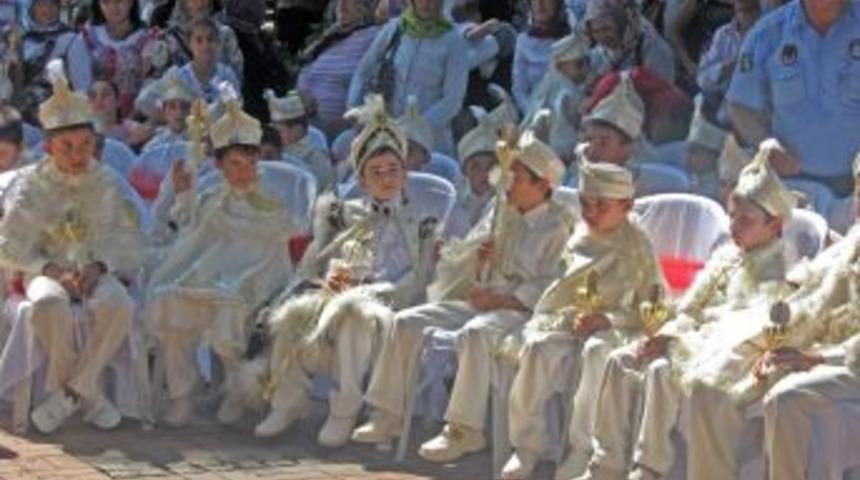 &Uuml;nye&rsquo;de coşkulu s&uuml;nnet ş&ouml;leni