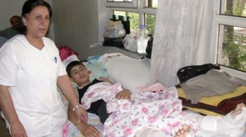 Sıcaklar sebebiyle damda uyuyan 540 kişi d&uuml;şerek yaralandı