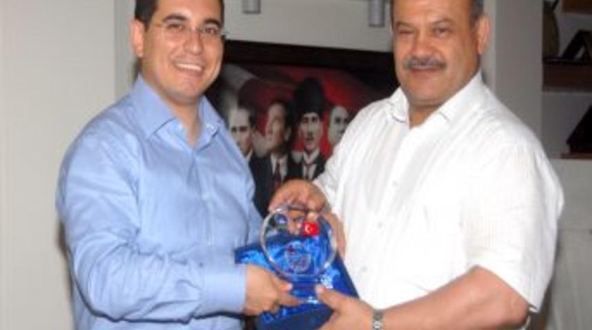 YURTKUR'dan T&uuml;t&uuml;nc&uuml;'ye teşekk&uuml;r plaketi