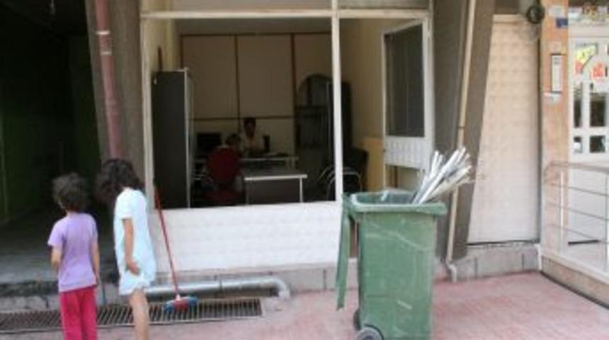 Sıkışan gaz bomba gibi patladı, deprem olduğunu sanan halk sokağa d&ouml;k&uuml;ld&uuml;