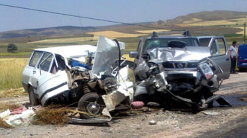 Otomobil kamyonetle &ccedil;arpıştı:3 &ouml;l&uuml;