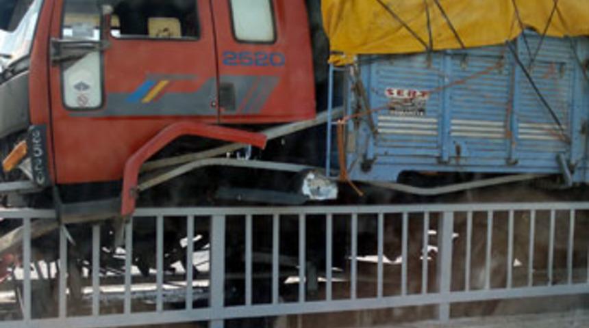 K&ouml;pr&uuml;n&uuml;n &ccedil;elik bariyerlerinde asılı kaldı