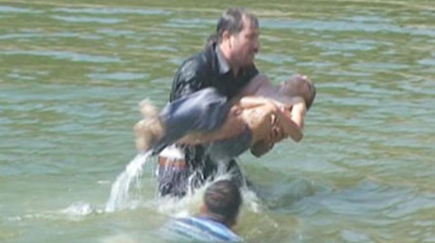 Oğlunun cansız bedenini elleriyle &ccedil;ıkardı