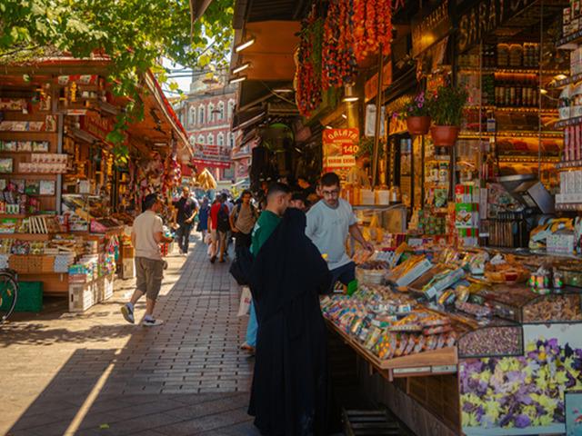 Aktarlarda sıra oluştu: Herkes onların peşinde