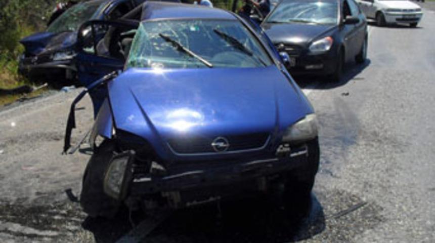 İki otomobil &ccedil;arpıştı; 1 &ouml;l&uuml;, 13 yaralı